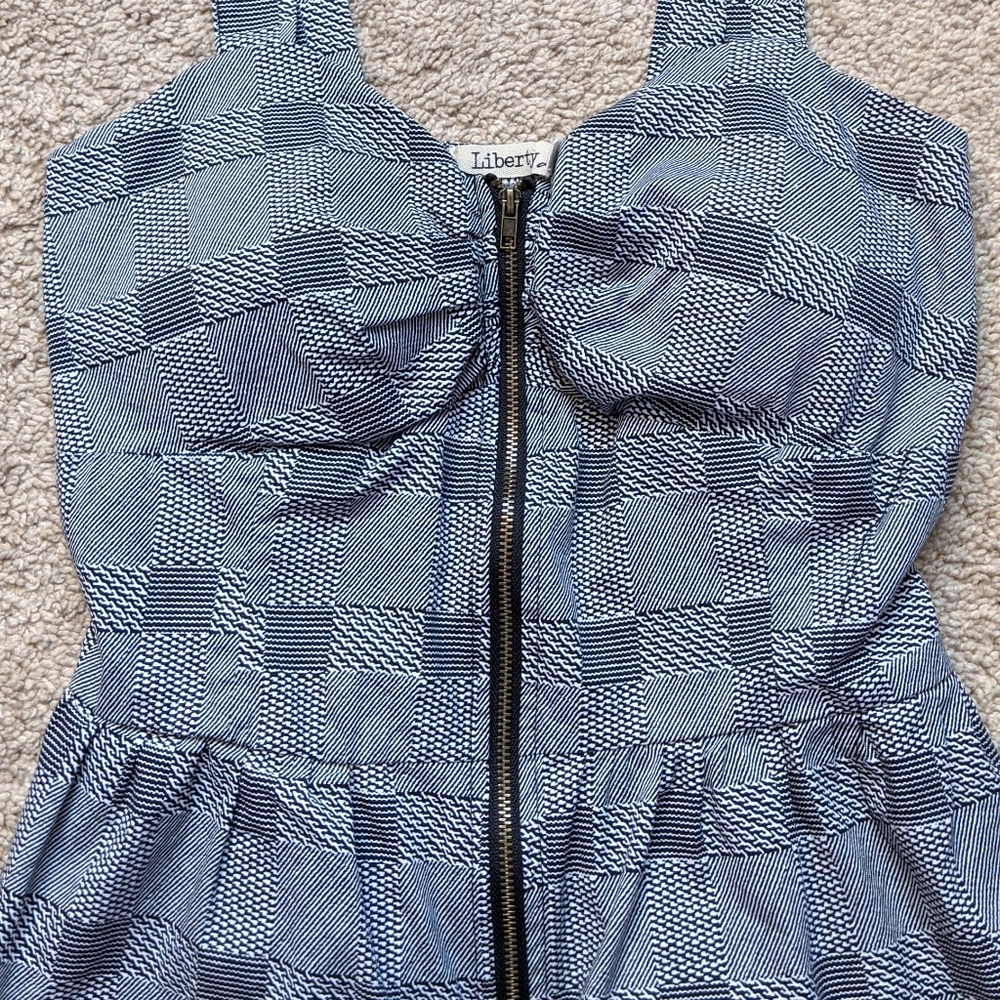 Padded Zip-Up Tank Top - Picture 3 of 3